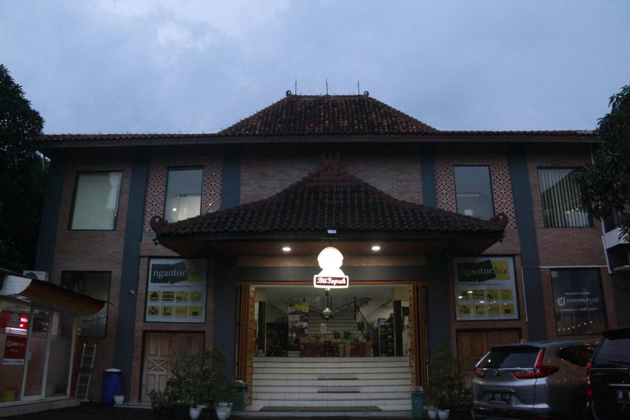 Bu Sepuh Guesthouse Sangkanurip Exterior foto